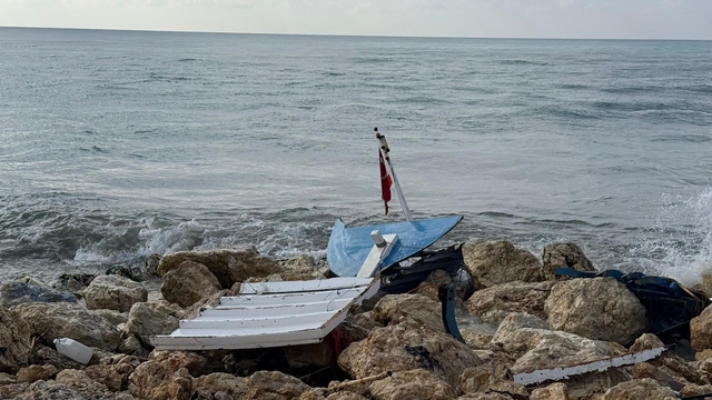 Kıyıya yanaşmak istedikleri tekne kayalıklara çarpıp paramparça oldu
Çarpışmayla teknedeki iki kişi denize düştü, yüzerek kıyıya ulaştı