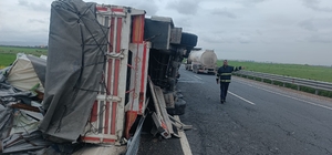 Mardin’de sürücüsünün kontrolünden çıkan tır bariyerlere çarptı