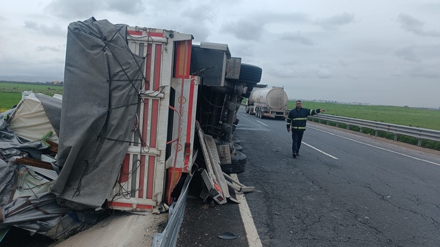 Mardin'de sürücüsünün kontrolünden çıkan tır bariyerlere çarptı