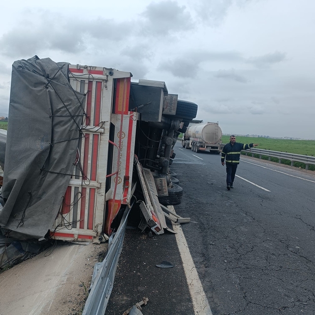 Mardin'de sürücüsünün kontrolünden çıkan tır bariyerlere çarptı