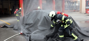 Kayseri itfaiyesi elektrikli araç yangınları için teyakkuzda Ekipler eğitimlerini sıklaştırdı, elektrikli araç yangınına karşı kendilerini geliştirdi İtfaiye Daire Başkanı Mustafa Kızılkan: "Dünya genelinde elektrikli araç yangınlarına nasıl müdahale edildiğini yakından takip ediyoruz"