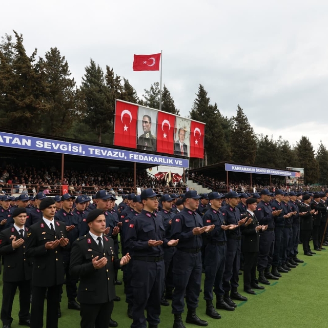 Çanakkale'de eğitimleri tamamlanan acemi erler yemin etti