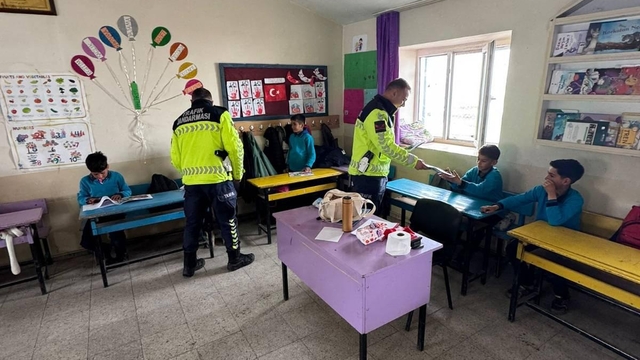 Özalp'te öğrencilere trafik eğitimi verildi