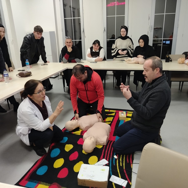 Biga'da doğa tutkunlarına uygulamalı ilk yardım eğitimi verildi