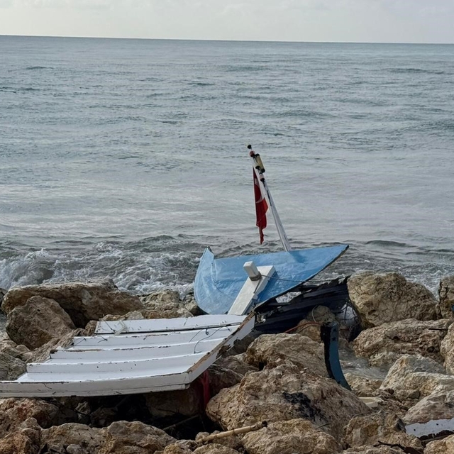 Kıyıya yanaşmak istedikleri tekne kayalıklara çarpıp paramparça oldu
Çarpış...