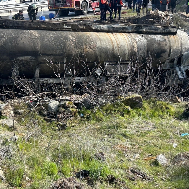 Uşak'ta mazot yüklü tanker alev alev yandı: 1 ölü