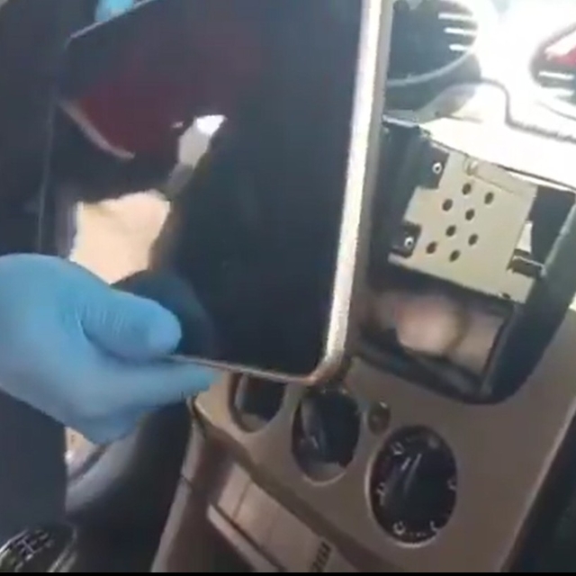 Uyuşturucuları araç teybinin arkası, torpido kasası ve tavan döşemesine zul...