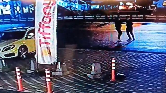 Eşiyle yürüdüğü sırada tanımadığı kişi tarafından bıçaklandı