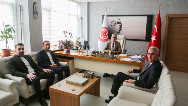 Başkan Özdemir, medikal firmaların mağduriyetlerini Doğan ile görüştü
Sivas Ticaret ve Sanayi Odası (STSO) Yönetim Kurulu Başkanı Zeki Özdemir, üyeleri olan medikal firmalarının geciken alacaklarıyla ilgili Sivas Cumhuriyet Üniversitesi Hastanesi Başhekimi Prof. Dr. Ömer Tamer Doğan ile görüştü