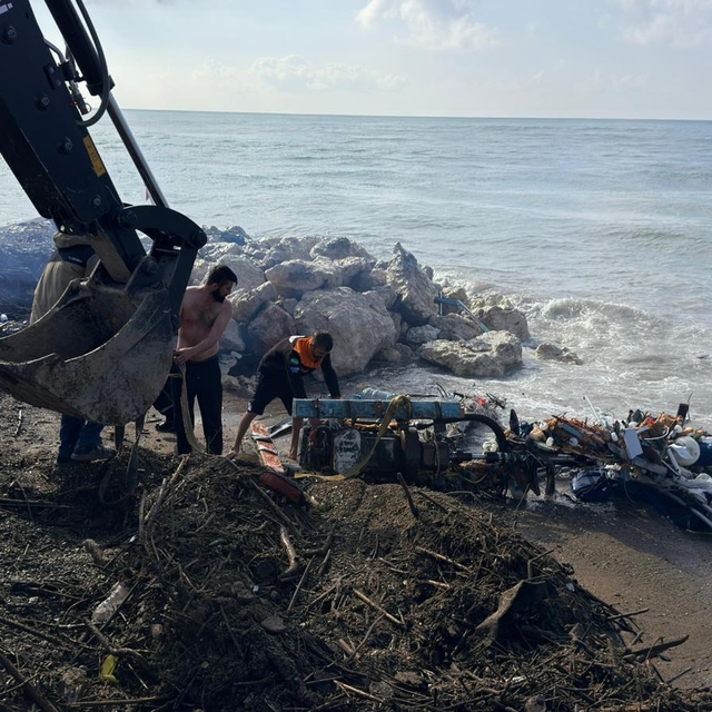 Antalya'da kayalıklara çarpan tekne parçalandı