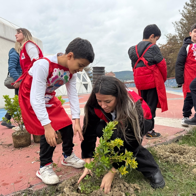 Karabük'te ilkokul öğrencileri fidanları toprakla buluşturdu