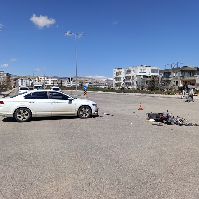 Otomobil ile motosiklet çarptı: 1 yaralı