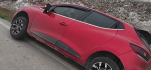 Siirt’te kontrolden çıkan araç askıda kaldı