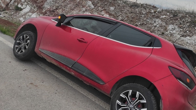 Siirt'te kontrolden çıkan araç askıda kaldı