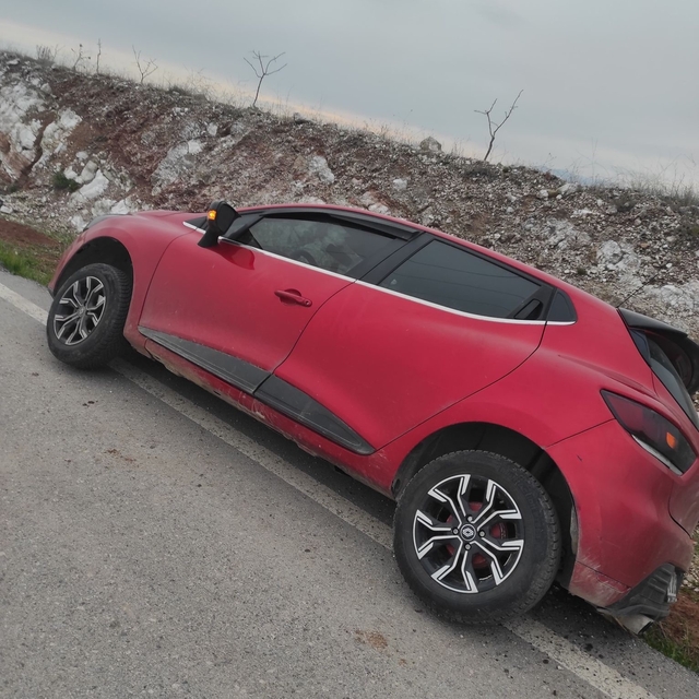 Siirt'te kontrolden çıkan araç askıda kaldı