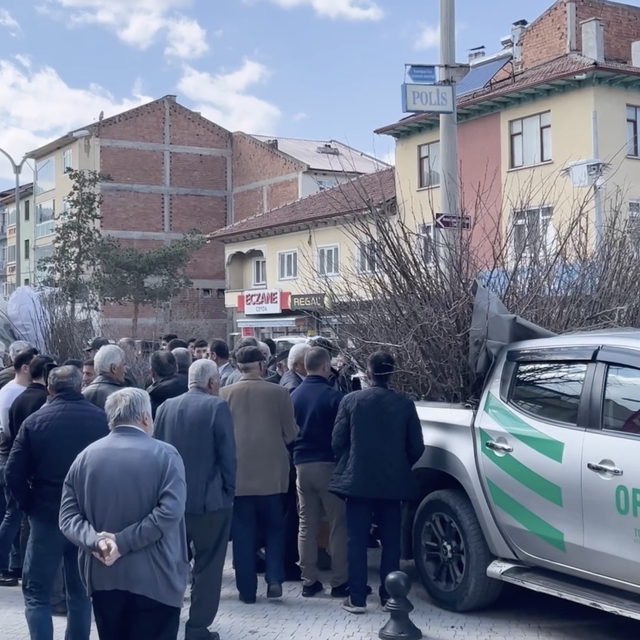 Cami önünde dağıtılan 2 bin fidan dakikalar içerisinde tükendi