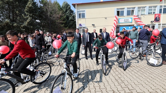 Öğrenciler hediyelerini protokol üyelerinden aldı