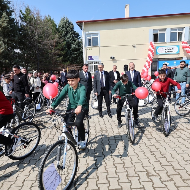 Öğrenciler hediyelerini protokol üyelerinden aldı