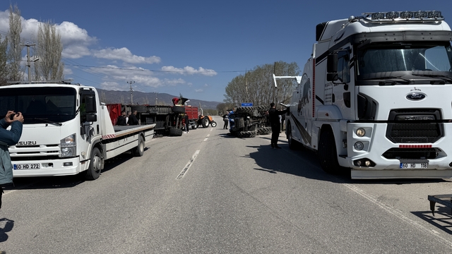 Tokat'ta gübre yüklü traktör devrildi, yol trafiğe kapandı