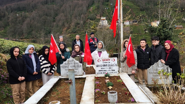 Hayrat'ta öğrenciler şehit mezarlarını ziyaret etti
