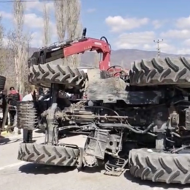 Tokat'ta gübre yüklü traktör devrildi