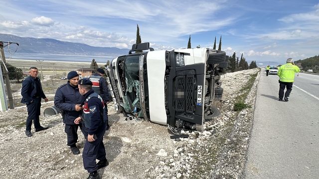 Alkollü sürücünün kullandığı tır yan yattı: 1 yaralı
Sürücünün 2.72 promil alkollü olduğu belirlendi, alkol şişeleri dikkat çekti