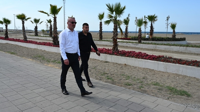 Karacabey'de park ve bahçelerde göz dolduran çalışmalar