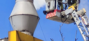 Düzce'de kauçuk fabrikasında baca yangını