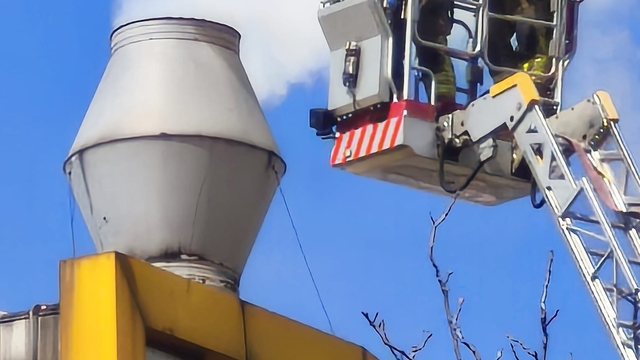 Düzce'de kauçuk fabrikasında baca yangını