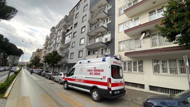 Yakınlarının haber alamadığı yaşlı kadın balkonda bulundu