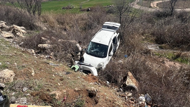 Hafif ticari araç şarampole girdi: 4 yaralı