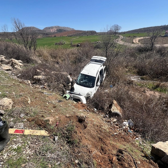 Hafif ticari araç şarampole girdi: 4 yaralı