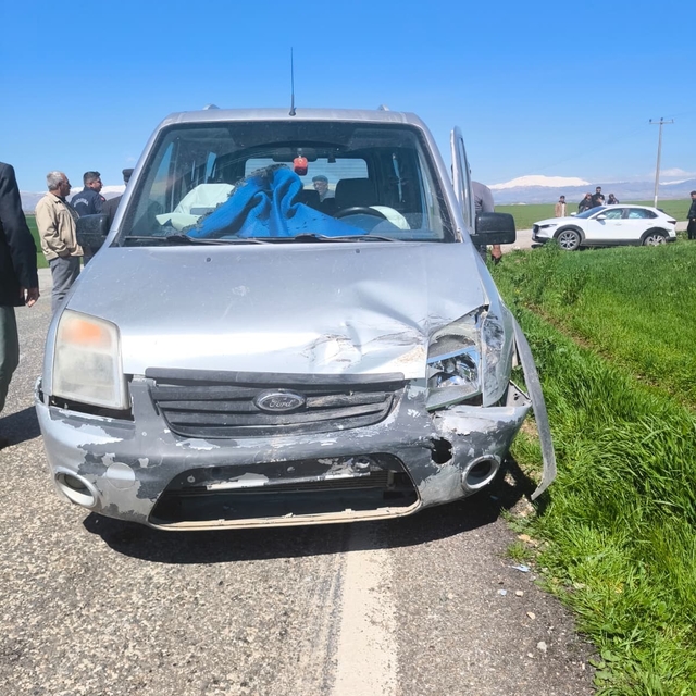 Hafif ticari ile otomobil çarpıştı: 2 yaralı