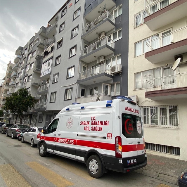 Yakınlarının haber alamadığı yaşlı kadın balkonda bulundu