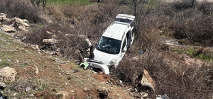 Hafif ticari araç şarampole girdi: 4 yaralı