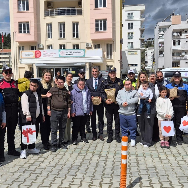 Söke'de polisler, down sendromlu çocuklarla buluştu