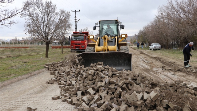 Ulaş'ta yol yapım çalışmaları devam ediyor