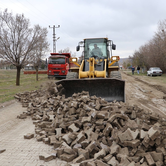 Ulaş'ta yol yapım çalışmaları devam ediyor