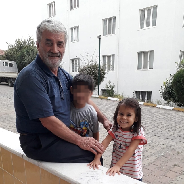 El freni çekilmeyen otomobilin çarptığı Öykü'nün ardından dedesi de kurtarı...