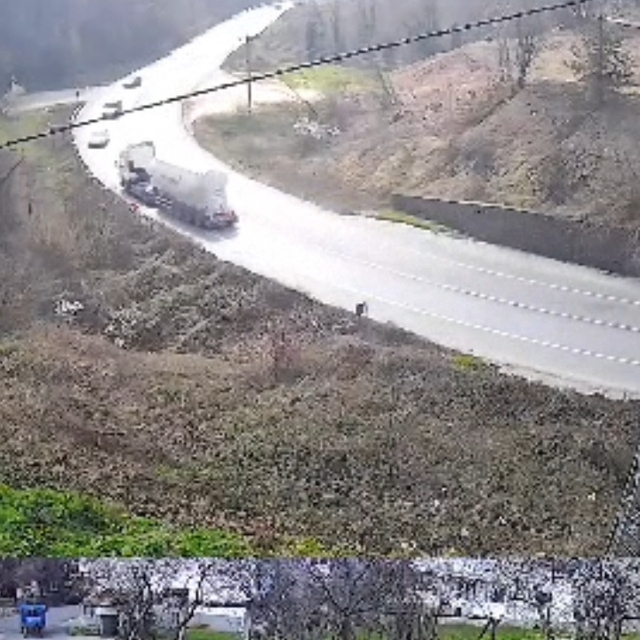 Karşı şeride geçen tanker, 2 otomobille çarpıştı; 3 yaralı