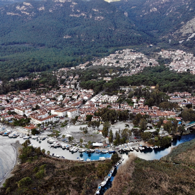 Geleneksel Akyaka mimarisi ile yapılan konaklama tesisleri kapanmaktan kurt...