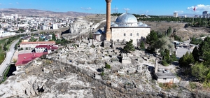 Yukarı Tekke kayalıkları ıslah ediliyor Sivas Valiliği öncülüğünde yürütülen "Yukarı Tekke Kayalıkları Rehabilitasyon ve Islah Projesi" kapsamında çalışmalar başladı. Proje ile Abdulvahabi Gazi Türbesi ve Camii çevresinde kaya düşmesi riskinin en aza indirilmesi hedefleniyor
