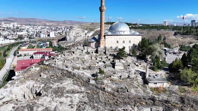 Yukarı Tekke kayalıkları ıslah ediliyor
Sivas Valiliği öncülüğünde yürütülen "Yukarı Tekke Kayalıkları Rehabilitasyon ve Islah Projesi" kapsamında çalışmalar başladı. Proje ile Abdulvahabi Gazi Türbesi ve Camii çevresinde kaya düşmesi riskinin en aza indirilmesi hedefleniyor