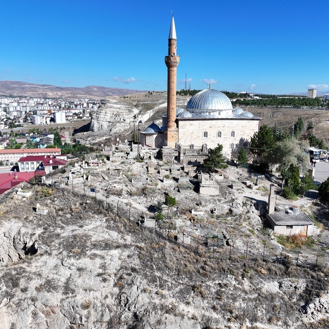 Yukarı Tekke kayalıkları ıslah ediliyor
Sivas Valiliği öncülüğünde yürütüle...