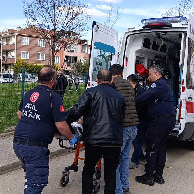 Bursa'da 3 katlı binada yangın: Dumandan zehirlenen yaşlı kadının durumu ağ...