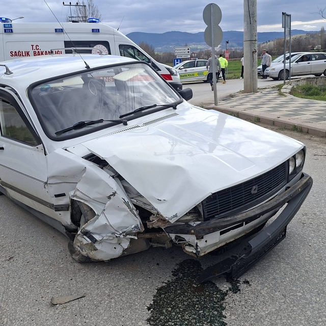 Hisarcık'ta iki otomobil çarpıştı: 2 yaralı