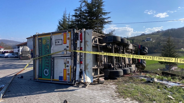 Çay yüklü tır devrildi: 1 yaralı