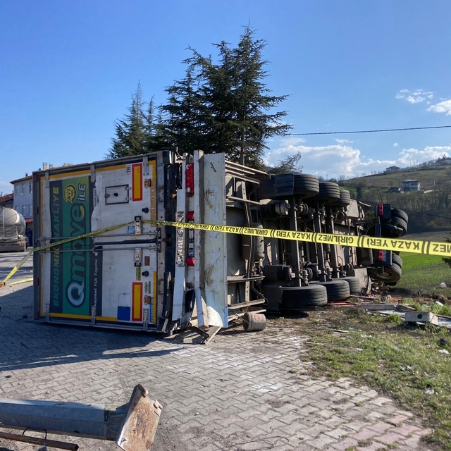 Çay yüklü tır devrildi: 1 yaralı