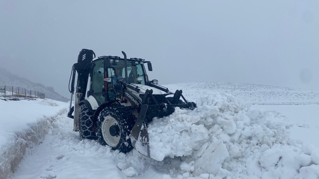 Iğdır'da karla mücadele seferberliği: Kapanan köy yolları yeniden açıldı