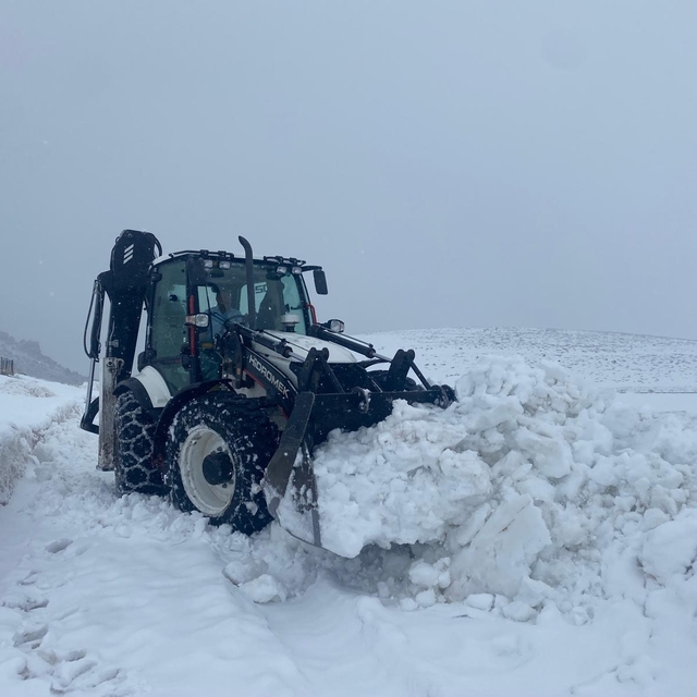 Iğdır'da karla mücadele seferberliği: Kapanan köy yolları yeniden açıldı